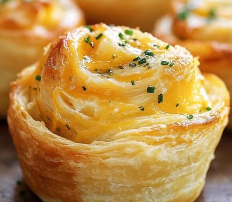 Taste Texas Charm: Cheesy Garlic Cruffins with a Savory Twist - NewsBreak Cheesy Garlic Cruffin Recipe, Cheesy Garlic Cruffins, Cheesy Garlic Cruffin, Garlic Cruffins, Bisquick Muffins, Fried Cheese Bites, Ham Hocks And Beans, Old Fashioned Chocolate Pie, Garlic Twist