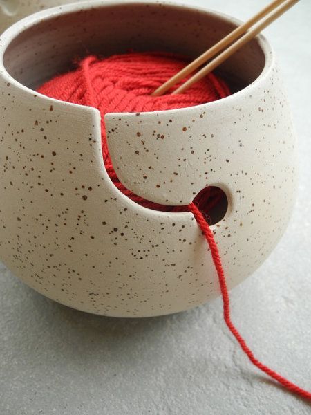 Itsekovettuva Savi, Ceramic Yarn Bowl, Knitting Bowl, Yarn Bowls, Beginner Pottery, Tanah Liat, Diy Ceramic, Keramik Design, Pottery Inspo