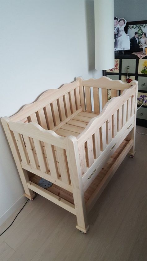 Cradle Woodworking Plans, Wooden Baby Crib, Baby Crib Diy, Baby Crib Sets, Wooden Cribs, Diy Kids Furniture, Basic Woodworking, Affordable House Plans, Cute Furniture