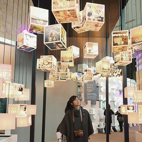 Gallery Exhibition Ideas, Timeline Exhibition, Photo Exhibition Ideas, Exhibition Decoration, متحف فني, معرض فني, Exhibition Display Design, Museum Exhibition Design, Museum Exhibit