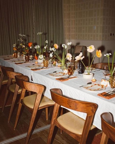 Thanksgiving Flowers Table, Dinner Flowers Table, Quirky Dinner Party, Brown Paper Dinner Table, Non Floral Table Decor, Dinner Party Table Settings Fall, Cool Table Settings, Midcentury Modern Tablescape, Candle Tablescapes Dinner Parties