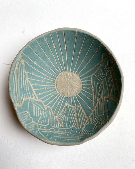 Mountain View design 🏔️ 🌅 I love making the small bowls as it give me scope to experiment with different designs which I will develop onto my larger pots. I have always felt confident with my forms, but I feel I am still on a journey with my surface design. Each little bowl gets me a little bit closer, I can feel it. #pottery #mountain #sunrise #sgraffito #sgraffitopottery #sgraffitoceramics #stoneware #potterylove #annecastañoceramics #creativejourney #ceramicbowl Sgraffito Mountains, Glazed Bowls Ceramic Pottery, Sgraffito Technique Tutorials, Boho Pottery Painting Ideas, Sgraffito Plate Designs, Scraffito Designs Simple Bowl, Pottery Surface Design, Clay Carving Designs, Pottery Bowl Designs