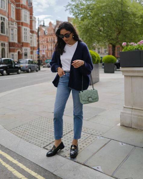 Longchamp Brioche, Navy Cardigan Outfit, Cardigan Outfit Spring, Bag Longchamp, Parisian Outfit, Fall Trends Outfits, Spring Work Outfits, Navy Cardigan, Outfit Formulas