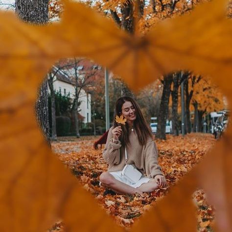 October Photoshoot Ideas, October Photoshoot, Autumn Photography Portrait, Fall Couple Pictures, Portret Feminin, Fall Photoshoot Ideas, Fall Photo Shoot Outfits, Wow Photo, Fall Portraits