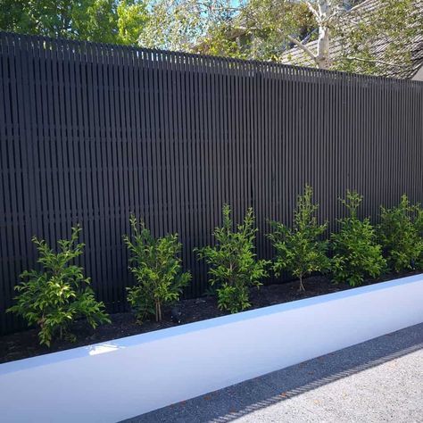 Garden Wall Designs, English Garden Design, Black Fence, Backyard Fence, Modern Garden Design, Walled Garden, Fence Landscaping, Modern Fence, Garden Design Ideas