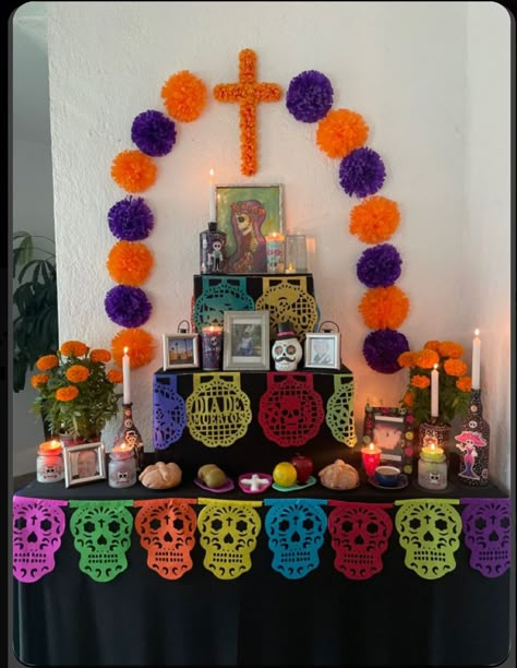 Simple Ofrenda Ideas, Diy Ofrenda Alter, Dia De Los Muertos Crafts Ideas, Dia De Los Muertos Party Ideas, Day Of The Dead Altar, Mexican Theme Party Decorations, Dia De Los Muertos Decorations Ideas, Scary Halloween Decorations Outdoor, Mini Altar