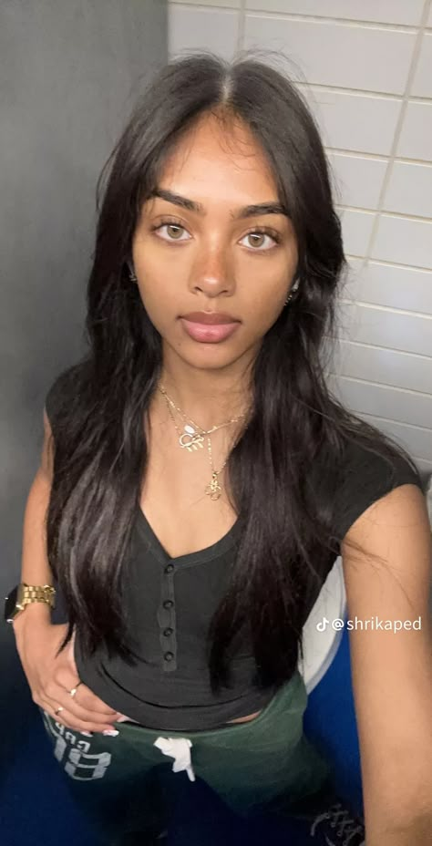 Brown Girls Makeup, Pretty Brown Eyes, Hairstyles For Layered Hair, Asian Eye Makeup, Aesthetic Outfit Ideas, Brown Girl, Face Card, Pretty Ppl, 60s Fashion