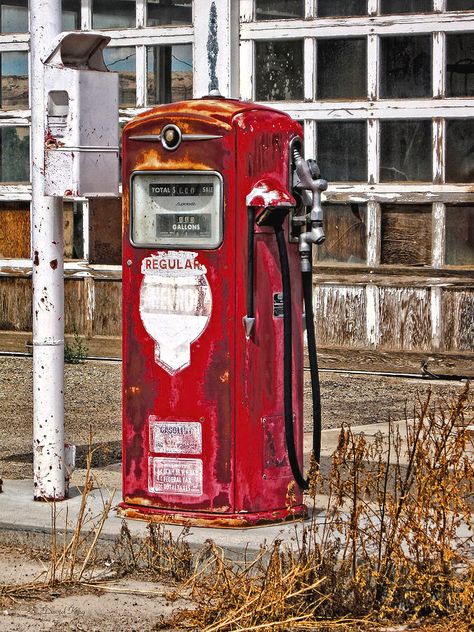 Old Gas Pumps, Vintage Gas Pumps, Pompe A Essence, Old Gas Stations, Bold Artwork, Gas Pump, Gas Stations, Gas Pumps, Service Station