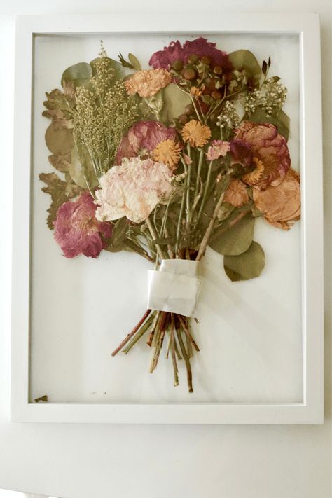 Box Frame Dried Flowers, Dry Flowers Picture Frame, Dried Flowers Ideas Frame, Dried Floral Shadow Box Ideas, Bouquet Shadow Box Ideas, Shadow Box Flower Ideas, Floral Shadow Box Ideas, Dried Flower Shadow Box Ideas, Dried Bouquet Display