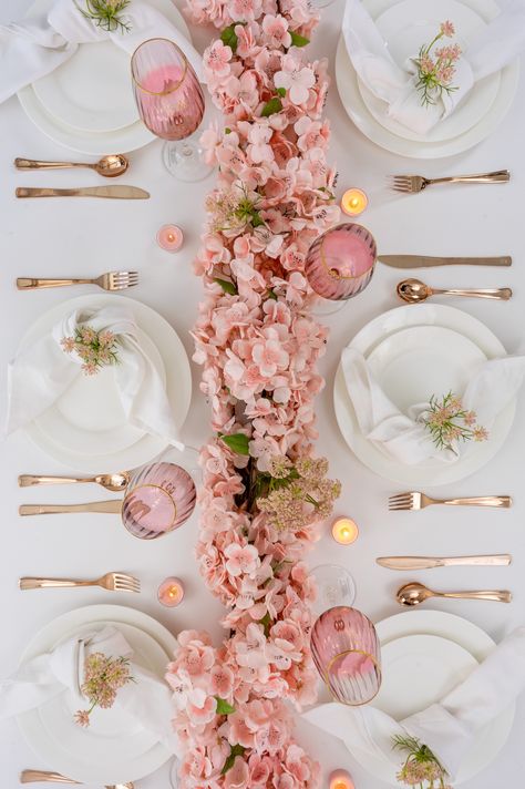 Fancy Brunch Decor, Posh Brunch Ideas, Adult Tea Party Decorations, Table Decorations For Birthday, Brunch Hosting, Tea Pic, Bridal Shower Tablescape, Tea Party Table Settings, Galentines Brunch