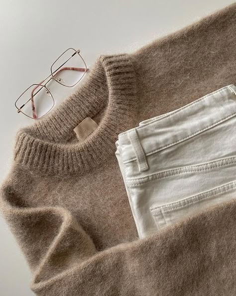 ℳ.𝒶𝓇𝓉.𝒜 on Instagram: “Warm 🤍 . . . #sweater #sweaterweather #hmxme #flatlay #flatlaystyle #moherowysweter #moher #teamlessismore #capsulewardrobe #style…” Flat Lay Photography Clothing, Flat Lay Photography Fashion, Flatlay Clothes, Flat Lay Ideas, Flatlay Ideas, Anthropologie Clothing, Pullovers Outfit, Cosy Outfit, Flatlay Photography