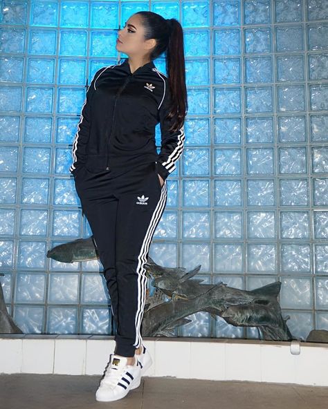 Tracksuit Outfit Adidas, Women Tracksuit Outfit, Adidas Tracksuit Women, Jogging Outfit Women, Tracksuit Outfit Women, Sweat Suits Outfits, Looks Adidas, Adidas Outfit Women, Outfit Adidas