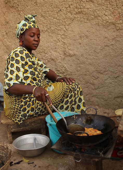 Preparing fried goodies | Raphael Bick | Flickr Restaurant Design Rustic, All About Africa, African Life, African American Artwork, April Art, Afrique Art, African Market, Afrocentric Art, African People