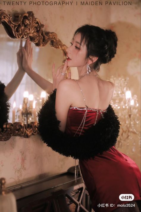 Elegant Reference Poses, Pose Reference Elegant, Elegant Poses For Women, Douyin Baddie, Elegant Pose Reference, Backside Pose, Elegant Reference, Seventeen Photoshoot, Elegant Pose