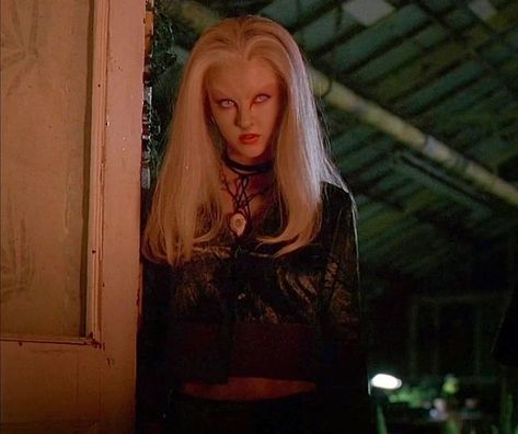 Nightmare Media su Instagram: "#WereWolfWednesday #GingerSnaps2 #gingersnapsmovie #werewolf #kathrineisabelle #emilyperkins #lycanthrope #2000shorror #cultclassic…" Werewolf Woman, Ginger Fitzgerald, Katharine Isabelle, Effy Stonem, Halloween Costumes Makeup, Halloween Poster, Horror Film, Ginger Snaps, Horror Films