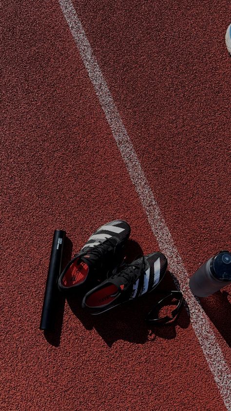 Track Love, track, track and field, Leichtathletik Aesthetic Wallpaper Track And Field, Track And Field Athlete Male, Track Field Photography, Athletic Track Aesthetic, Track And Field Wallpaper Iphone, Male Track Athlete, Jamaica Track And Field, Track N Field Aesthetic, Sprinting Track Aesthetic