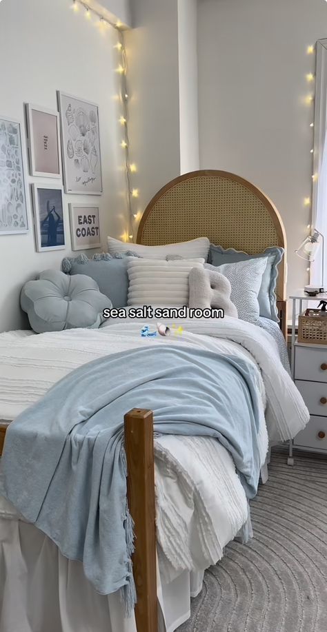 Beach Aesthetic Rooms Ideas, Sea And Salt Room, Tsitp Room Decor, Small Beach Room Ideas, Blue Beachy Room Aesthetic, Light Blue Western Bedroom, Tsitp Aesthetic Room, Beach College Dorm, Room Ideas Beachy Aesthetic