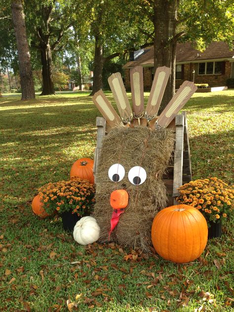 Ceiling fan blades turkey craft and yard art for Thanksgiving. Front Yard Fall Decor Ideas, Fall Yard Display, Hay Decorations, Front Yard Fall Decor, Thanksgiving Yard Decorations, Thanksgiving Yard Art, Fall Store Displays, Haybale Gardening, Hay Bale Decor