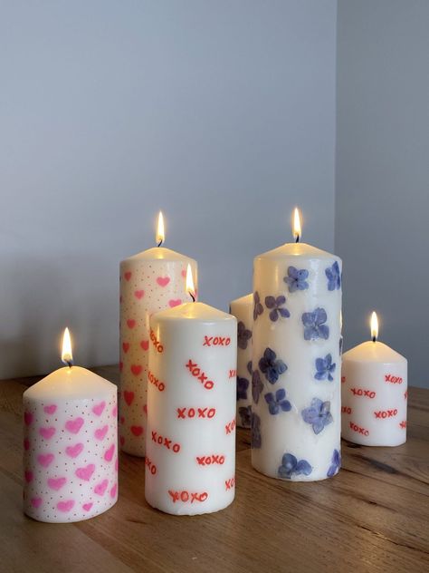 DIY Candle Decorating with Pressed Flowers and Paint Pens – Vanessa Creates Candle Painting Inspiration, Easy Candle Painting Ideas, Painted Candle Ideas, Painting Candles Diy, Candle Painting With Wax Ideas, Candle Painting Easy, Drawing On Candles, Painting On Candles, Coloring Candles