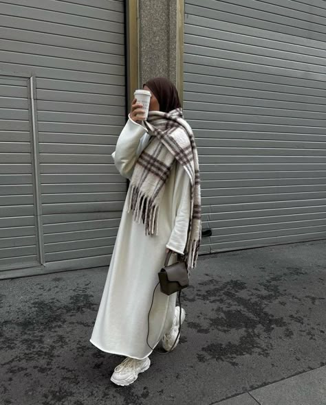 Hijabi Winter Outfits, Winter Hijab Outfits, Modest Street Fashion, Outfit Muslim, Modest Outfits Muslim, Street Fashion Inspiration, Modest Winter Outfits, Outfits Muslim, Estilo Hijab