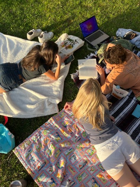 Reading In Grass Aesthetic, Friends Group Vision Board, Study Outdoor Aesthetic, Study Groups Aesthetic, Study Picnic Aesthetic, Group Study With Friends Aesthetic, Spring With Friends Aesthetic, Studying In Summer, Reading Time Aesthetic