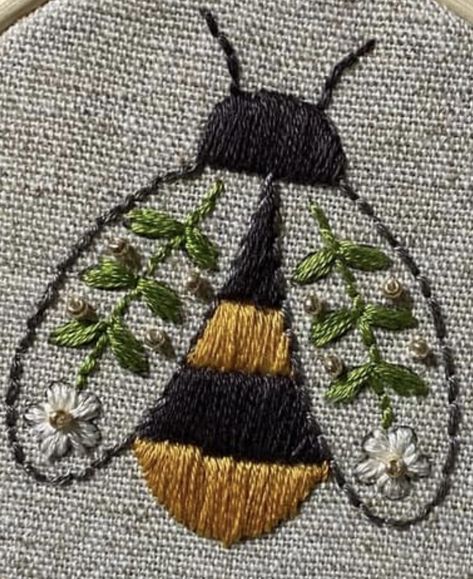 Cute And Easy Embroidery Ideas, Simple Nature Embroidery Designs, Bee Embroidery Tutorial, Whimsical Embroidery Inspiration, Embroidery Pictures Ideas, Small Simple Embroidery Ideas, Unique Embroidery Designs Ideas, Simple Cute Embroidery, Nature Embroidery Inspiration