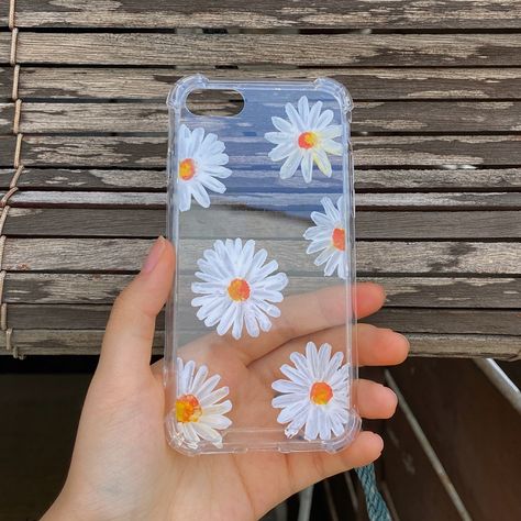 Painted with acrylic paint on a clear acrylic case. #diy #acrylic #phonecase #phonecasedesign #diyphonecase #phonecasediy #paintedphonecase #daisy #daisyphonecase #iphonecase #iphonecasecovers Phone Case Diy Paint, Drawing Ideas Color, Wallpaper Summer, Animal Rabbit, Phone Case Ideas, Dress To Impress Outfits, School Dress, Case Ideas, Background Aesthetic