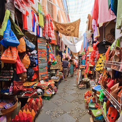 Pin for Later: 20 Travel Photos You Must Take on Your Next Trip Outdoor Markets Pick up a souvenir and then take another memento home when you capture the hustle and bustle of a lively open-air market. Living Photo, Granada Spain, Outdoor Market, Celebrity Design, Smart Living, Night Market, Good Company, Open Air, Granada