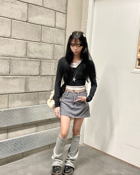 White And Black Aesthetic Outfit, Acubi Grey Skirt, Outfits With Black Headphones, Fashion Inspo Outfits Y2k, Fitted Black Dress Outfit, Acubi Casual Outfits, Aesthetic Acubi Outfits, Asian Skirt Outfits, Ive Outfits Kpop