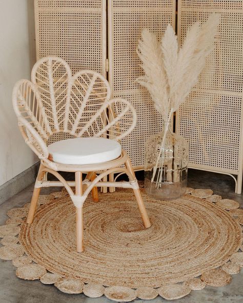 Rattan Party Decor, Wicker Chair Photoshoot, Rattan Backdrop, Boho Shower Ideas, Wicker Aesthetic, Beach Boho Bedroom, Wedding Vendors Booth, Jute Chair, Pampas Vase