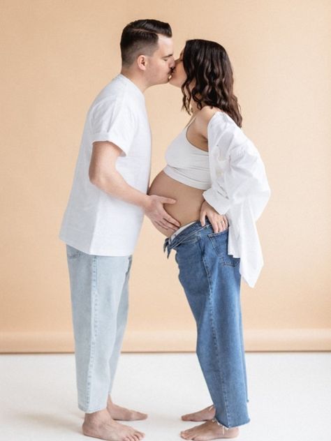 Jeans And White Maternity Shoot, White T Shirt Maternity Shoot, Maternity Shoot Jeans Outfit, Jeans And White Shirt Maternity Shoot, Denim And White Maternity Shoot, Jeans And Bra Maternity Shoot, Jean Maternity Shoot, Studio Maternity Shoot Couple, Natural Maternity Photography