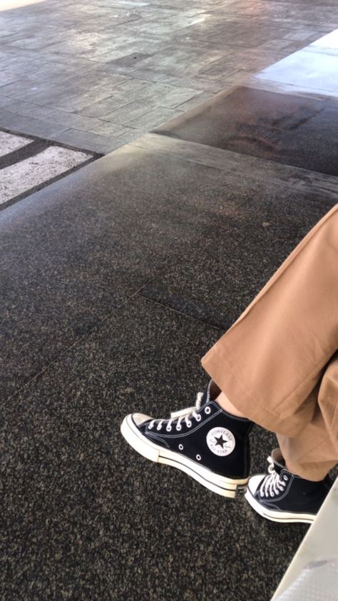 Shoe Pics Aesthetic, Converse Aesthetic, Shoes Converse, Aesthetic Shoes, Beige Aesthetic, Swag Shoes, Brown Aesthetic, Grunge Aesthetic, Chuck Taylor Sneakers