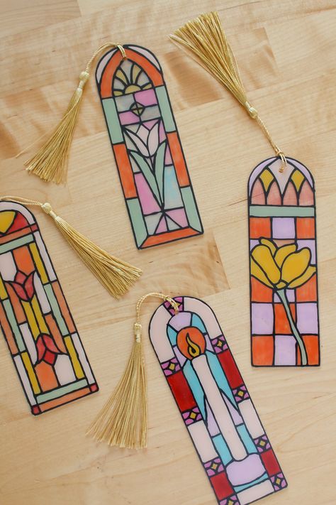 Custom Book Mark Ideas, Kids Stained Glass Craft, Diy Glass Stain, Diy Bookmark Drawing, Diy Bookmarks With Quotes, Stained Glass Cards Diy, Stained Glass Paper Craft, Stained Glass Banner, Personalized Bookmarks Diy