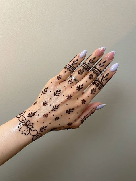 Simple Henna Designs Hand, Short Mehndi Design, Inai Pengantin, Front Mehndi Design, Tattoo Designs Hand, Simple Mehendi Designs, Henna Designs Wrist, Simple Henna Designs, Mehndi Designs Fingers