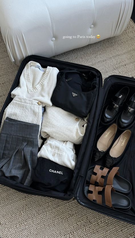 Holiday Packing Aesthetic, Packing Aesthetic, Girly Christmas Gifts, Airport Aesthetic, Gentleman Aesthetic, Travel Chic, Travel Bag Essentials, Packing Essentials, Holiday Packing