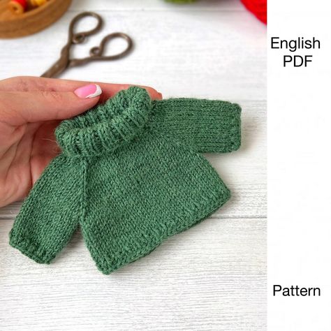 Knitted toys Doll Sweater, Miniature Knitting, Knitting Dolls Clothes, Bonnet Crochet, Knitting Sweater, Sweater Knitting Pattern, Knitting Patterns Toys, Small Sweater, Sweater Knitting Patterns