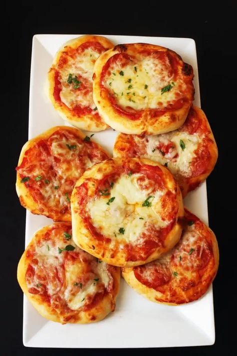 Easy Mini Pizza Recipe, Mini Pizza Recipes, Small Pizza, Pizza Dinner, Mini Pizzas, Easy Pizza, Mini Pizza, Pizza Recipes Dough, Pizza Night