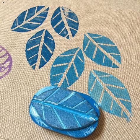 Block Printing Diy, Potato Printing, Potato Stamp, Potato Print, Block Painting, Lino Art, Vegetable Prints, Handmade Stamps, Fabric Stamping