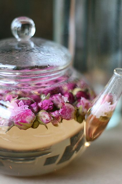 Rose Tea                                                  --- Really? It's that easy??? Love Tea, Rose Tea, Tea For Two, My Cup Of Tea, Flower Tea, Time For Tea, Hot Tea, Tea And Coffee, Edible Flowers