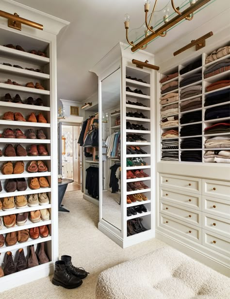 Shoe rack closet