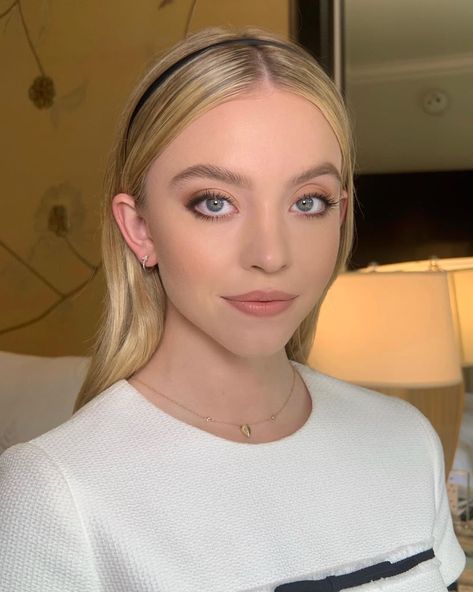 Makeup Trend For 2020: Lived-In Eye Makeup Round Blue Eyes Makeup, Sydney Sweeney Makeup, Makeup For Round Eyes, Doe Eye Makeup, Protruding Eyes, Eye Trends, Doe Eyes, Round Eyes, Sydney Sweeney