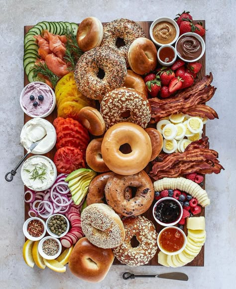 Flourless Banana Bread, Pumpkin Tart, New Food Trends, Breakfast Platter, Decorações Com Comidas, Chocolate Pumpkin, Charcuterie Inspiration, Snack Board, Party Food Platters