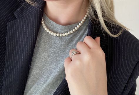 Everyday Pearl Necklace, Casual Pearls Outfit, How To Style A Pearl Necklace, Pearl Necklace Casual Outfit, Wearing Pearls Casual, Pearl Necklace Styling, Wear Pearls Casual, Styling Pearl Necklace, Casual Pearl Necklace Outfit