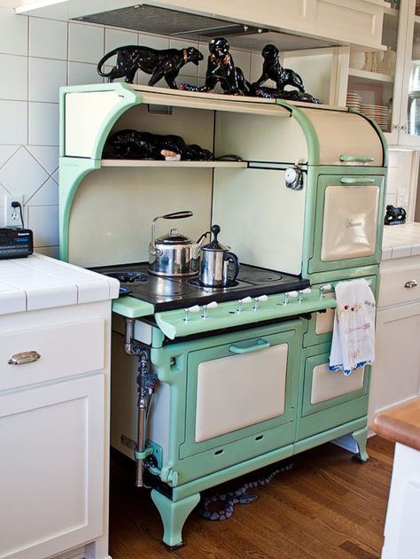 Kitchen Tour: Penelope  Andy's Heirloom-Filled Kitchen. Their kitchen's crown jewel is the 1926 aqua and cream Wedgewood stove Penelope insisted on saving from her grandmother's home. It is in great condition, with large-flame burners and two ovens. Not only is it functional, it's the prettiest stove I've ever seen. What a delight to work with this piece of timeless equipment! Alter Herd, Vintage Kitchen Appliances, Old Stove, Vintage Stoves, Antique Stove, Vintage Appliances, Deco Originale, Kitchen Stove, Renovation Design