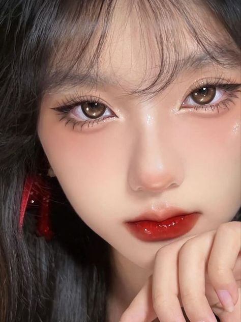 Korean Christmas makeup look: glossy red lips + glittery eyes Asian Makeup Looks Hooded Eyes, Christmas Makeup Looks Simple, Christmas Makeup Art, Creative Christmas Makeup, Eyeliner Creative, Christmas Eyeliner, Makeup Looks Christmas, Makeup Ideas Christmas, Simple Christmas Makeup