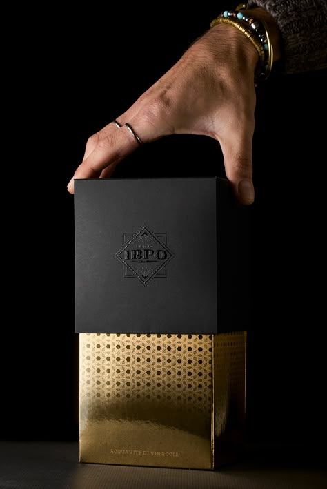 Luxury Box Packaging, Gold Packaging, Luxury Packaging Design, Brochure Print, Packaging Design Ideas, Drink Packaging, Perfume Packaging, Boxes Packaging, Luxury Printing