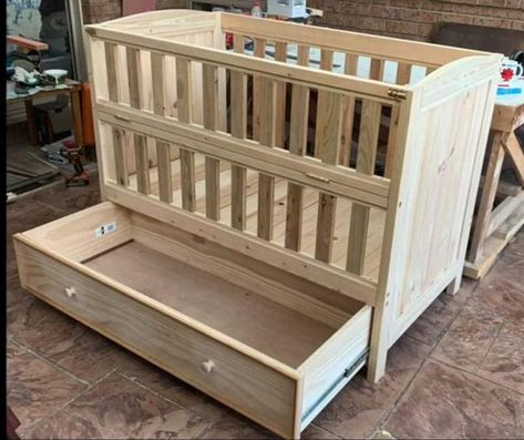 Wooden Baby Cot, Crib Diy, Baby Crib Designs, Crib Woodworking Plans, Toddler House Bed, Baby Crib Diy, Bed Back Design, Crib Design, Baby Cot Bedding