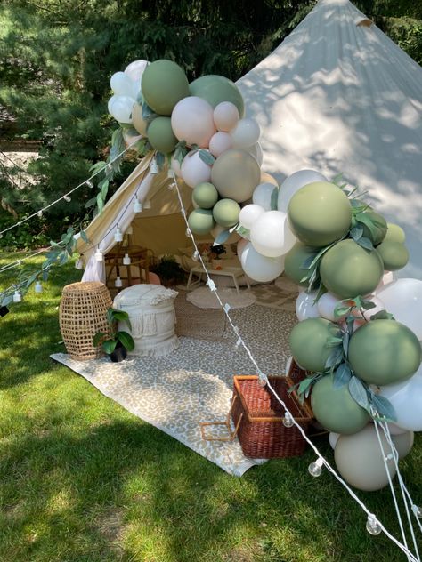 Glamping Sweet 16 Birthday Party, Glamping Theme Party, Backyard Glamping Birthday Party, Camping Birthday Party Aesthetic, Indoor Glamping Birthday Party, Outdoor Glamping Party, Girl Camping Birthday Party, Girls Glamping Birthday Party, Girls Camping Birthday Party