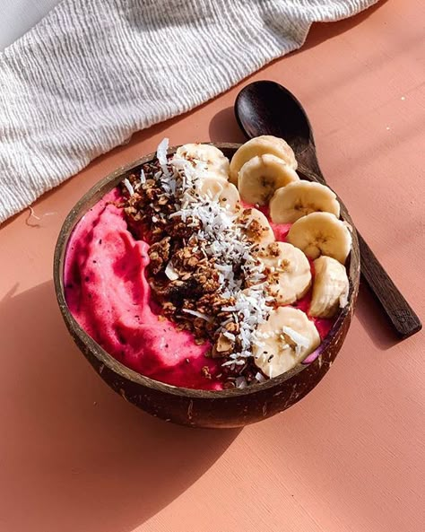 Coconut Bowls™ on Instagram: “Pink Pitaya Smoothie Bowl with Cacao Granola 💓 Who else is missing summer & Smoothie Bowls?! 😍 Or is it coming into summer where you…” Pitaya Smoothie Bowl, Superfood Smoothie Bowl, Pitaya Smoothie, Pink Pitaya, Açai Bowls, Açaí Bowls, Coconut Bowls, Acai Smoothie Bowl, Acai Bowls