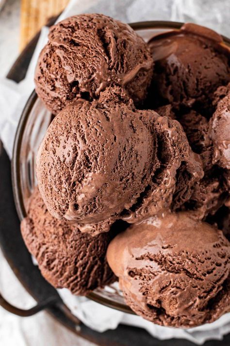 Made with quality ingredients such as milk, cream and eggs, this dark Chocolate Gelato Recipe is the best chocolate ice cream you'll ever taste. It's rich, thick, creamy and authentic. Perfect for every chocolate lover. Chocolate Gelato Recipe, Refreshing Dessert Recipes, Homemade Easy Recipes, Best Dark Chocolate, Chocolate Gelato, Mint Choc Chip, Homemade Chocolate Ice Cream, Dark Chocolate Ice Cream, Chocolate Popsicles